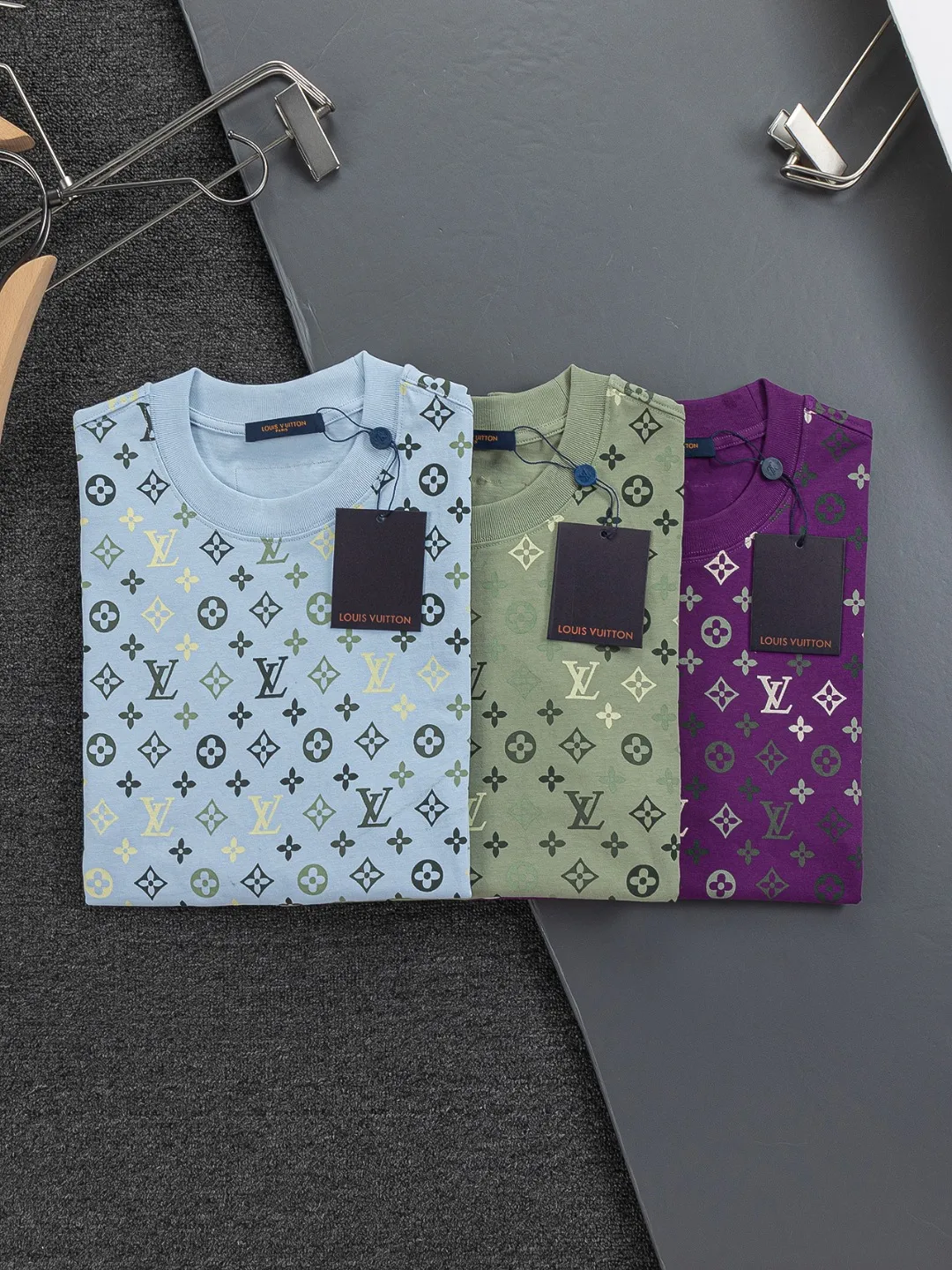 🅿️200 Louis Vuitton 1V LV lv slightly wide version S-XL LV 26ss new products are available at the counter simultaneously. Multiple craftsmanship. Chest patch letters 🪡 embroidery. Back patch letters four-leaf clover 🍀🪡 embroidery. Round neck short-sleeved T-shirt, same style for men and women! Consigned to one-to-one creation. Synchronized with the official website, pure cotton fabrics at the counter! It is close to the skin and comfortable, durable and easy to wear. It has a classic and simple logo design and meticulous original craftsmanship. Short-sleeves, a must-have item for men, do not appear to be the same for the general public, but must be unique and eye-catching. This LV short-sleeve is all about quality, comfort, the same shape and fashion as always, including fabrics and cutting techniques. All of them have been made with great effort! 320 grams of washed pure cotton fabric, pure cotton is breathable, very refreshing and comfortable for daily wear. The rib knitting on the neckline is smooth and tight, and the neckline will not be skewed if you toss it at will. The loose version, you will find that it looks really good on the upper body. The overall is minimalist and neat, super versatile for daily use! Pair it casually with a pair of pants for a youthful look. A T-shirt will make your outfit crazy. It is a fashionable item that can never go wrong! Color: Green Blue Purple Size: S-XL Size chart: S: Shoulder width 50-Bust 56-Length 70 M: Shoulder width 52-Bust 57-Length 72 L: Shoulder width 54-Bust 59-Length 74 XL: Shoulder width 56-Bust 62-Length 76